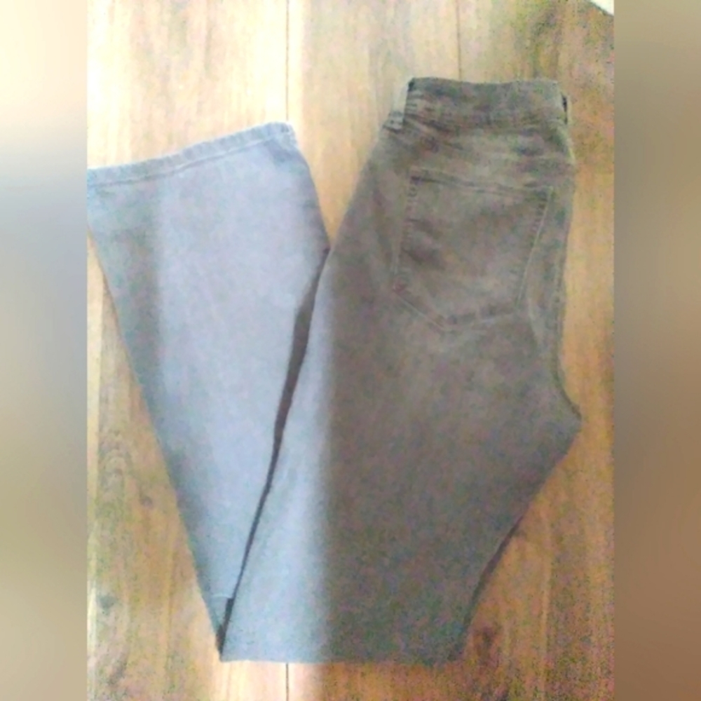 Style & co Curvy fit boot cut jeans, Size 10 long, Gray faded wash look🩶🤍